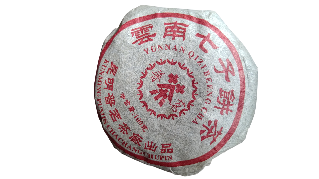 A 100g mini-cake of Yunnan Qizi Beeng shou pu'erh tea