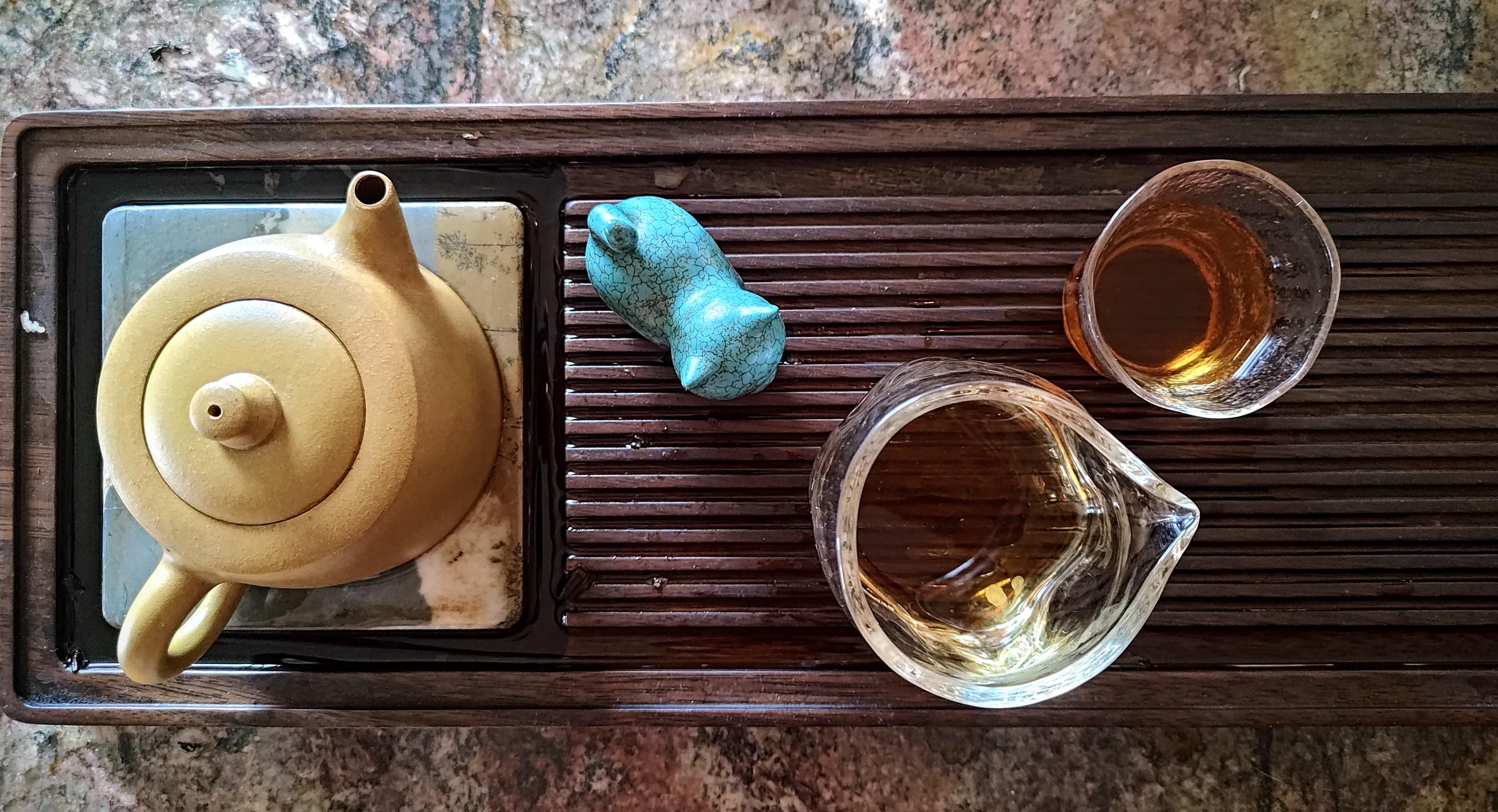 Kong Mountain glass teaware with pets on a wooden tea table